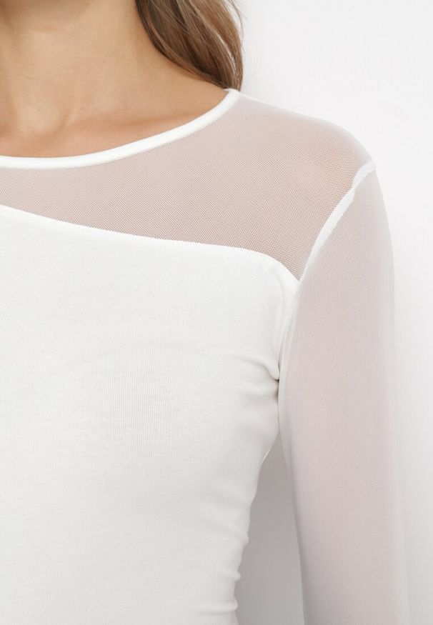 Born2be - Biała Bluzka z Wstawką z Siateczki Fabritta. Kolor: biały. Materiał: wiskoza, tkanina