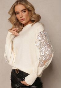 Renee - Jasnobeżowy Dzianinowy Sweter z Ozdobną Wstawką z Siateczki i Koralikami Isadorra. Kolor: beżowy. Materiał: dzianina. Wzór: aplikacja. Styl: elegancki