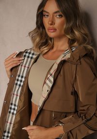 Renee - Brązowa Kurtka Parka z Kapturem Podpinanymi Rękawami i Printem w Kratę Hallela. Typ kołnierza: kaptur. Kolor: brązowy. Materiał: jeans. Długość: do kolan. Wzór: nadruk. Sezon: jesień