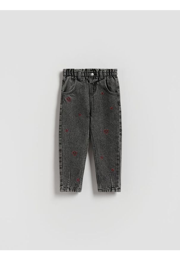 Reserved - Jeansy baggy z haftem - szary. Kolor: szary. Materiał: jeans. Wzór: haft