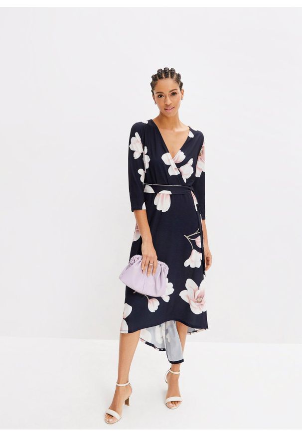 bonprix - Sukienka z dżerseju z dłuższym tyłem i wiązanym paskiem. Kolor: niebieski. Materiał: jersey. Wzór: nadruk, aplikacja