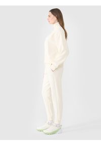 4f - 4F Spodnie dresowe joggery damskie - białe XXL. Kolor: biały. Materiał: dresówka. Wzór: gładki, ze splotem. Sport: fitness #2
