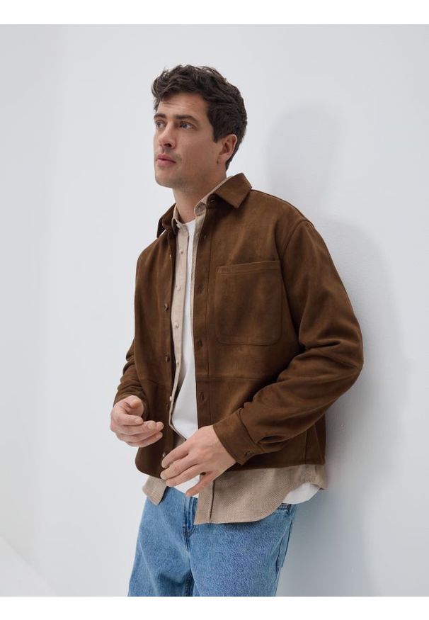Reserved - Kurtka koszulowa z imitacji zamszu - brązowy. Kolor: brązowy. Materiał: zamsz