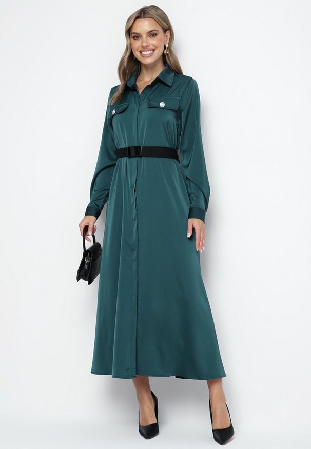 Born2be - Zielona Sukienka Szmizjerka z Satyny Ozdobiona Paskiem i Imitacjami Kieszeni Vamilea. Okazja: na co dzień. Kolor: zielony. Materiał: satyna. Wzór: aplikacja. Typ sukienki: szmizjerki. Styl: casual, elegancki, klasyczny