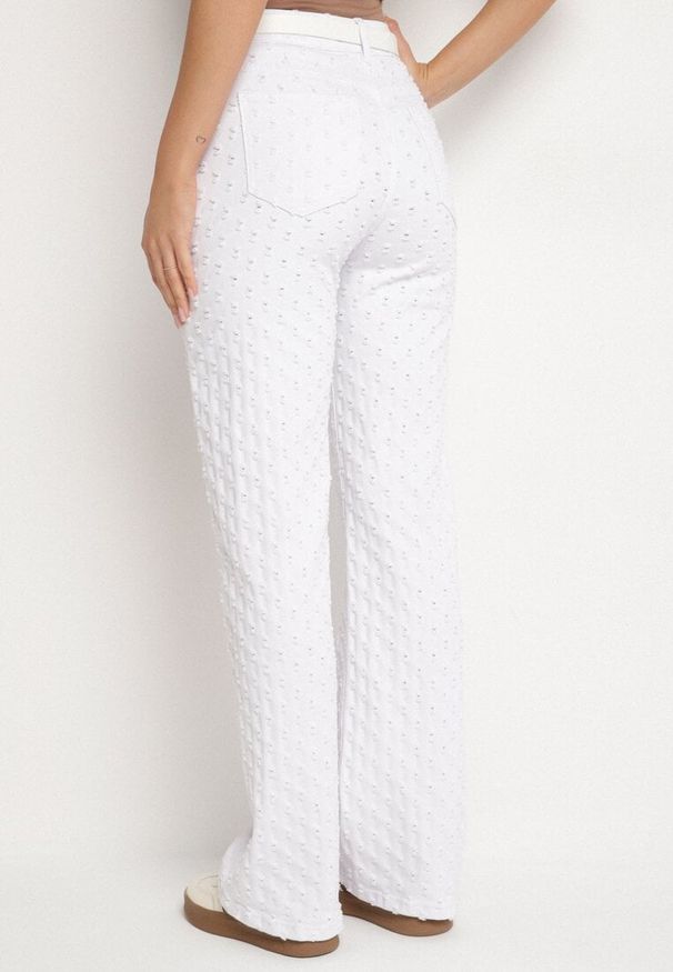 Born2be - Białe Bawełniane Jeansy z Tłoczonym Wzorem Tilomera. Okazja: na co dzień. Kolor: biały. Styl: elegancki, casual, klasyczny