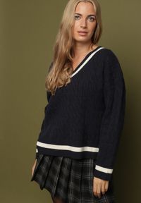 Born2be - Granatowy Sweter Preppy z Domieszką Kaszmiru Zdobiony Strukturalnym Splotem Lorentie. Okazja: na spotkanie biznesowe, do pracy, na co dzień. Typ kołnierza: dekolt w serek. Kolor: niebieski. Materiał: kaszmir. Wzór: aplikacja, ze splotem. Styl: elegancki, biznesowy, klasyczny, casual