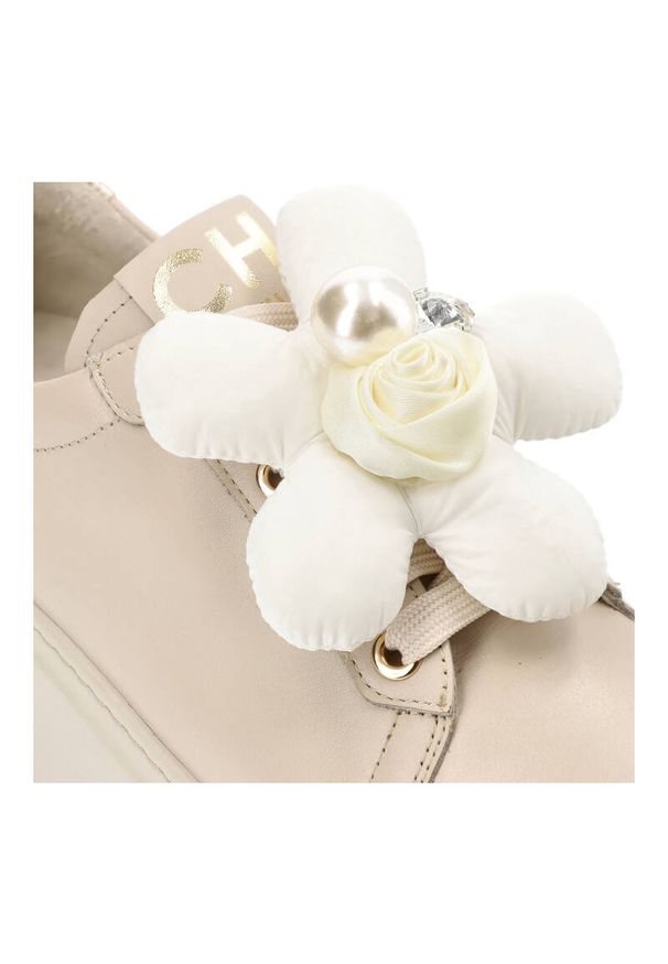 CheBello - Beżowe Sneakersy Chebello Modne Obuwie Z Ozdobnym Kwiatem. Okazja: na co dzień. Kolor: beżowy. Materiał: skóra, jeans. Wzór: kwiaty