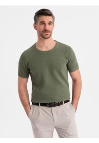 Ombre Clothing - Dzianinowa koszulka męska z delikatną drobną strukturą - oliwkowa V5 - Rozmiar: L. Okazja: na co dzień. Kolor: oliwkowy. Materiał: dzianina. Długość rękawa: krótki rękaw. Długość: krótkie. Wzór: ze splotem. Styl: wizytowy, casual, elegancki #6