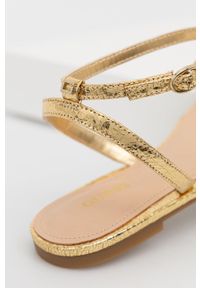 Guess sandały TEAGIN damskie kolor złoty. Zapięcie: klamry. Kolor: złoty. Materiał: skóra #2