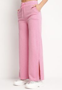Born2be - Różowe Szerokie Spodnie z Gumką w Pasie i Rozcięciami Jacilla. Okazja: do pracy, na spotkanie biznesowe. Kolor: różowy. Styl: elegancki, biznesowy
