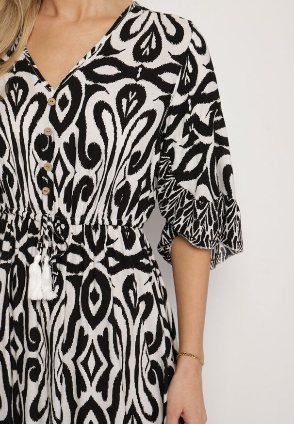 Born2be - Czarna Sukienka Bawełniana w Ornamentalny Wzór z Gumką w Talii Orrielle. Okazja: na co dzień. Typ kołnierza: dekolt w serek. Kolor: czarny. Materiał: bawełna. Typ sukienki: sportowe. Styl: sportowy, casual