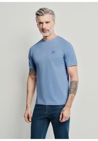 Ochnik - Błękitny T-shirt męski basic z logo. Kolor: niebieski. Materiał: bawełna. Wzór: aplikacja #1
