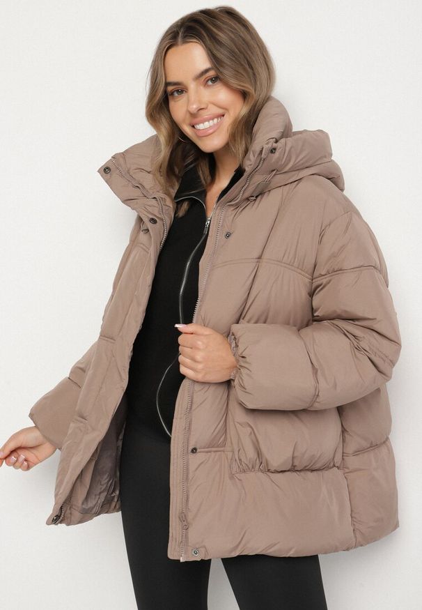 Born2be - Ciemnobeżowa Pikowana Kurtka o Kroju Oversize z Kapturem Galandia. Okazja: na spacer, na co dzień. Typ kołnierza: kaptur. Kolor: beżowy. Materiał: jeans, poliester. Styl: casual, elegancki