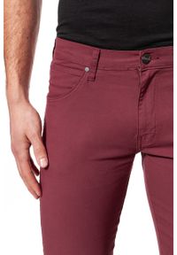 Wrangler - WRANGLER SPODNIE MĘSKIE LARSTON CORDOVAN RED W18SHD13G. Materiał: materiał #8