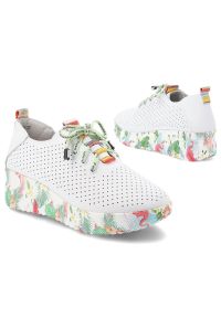 Półbuty damskie Artiker, skóra naturalna perforowana cholewka kolorowe sznurówki ozdobny język platformowa lekka podeszwa, białe, 58C0598. Okazja: na spacer, na co dzień. Zapięcie: sznurówki. Kolor: biały. Materiał: skóra. Szerokość cholewki: normalna. Wzór: kolorowy. Sezon: lato. Sport: turystyka piesza #3
