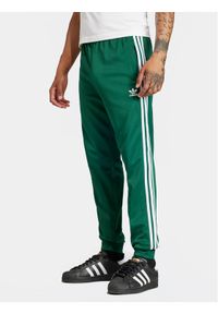 Adidas - adidas Spodnie dresowe adicolor Classics SST IR9886 Zielony Slim Fit. Kolor: zielony. Materiał: bawełna, syntetyk