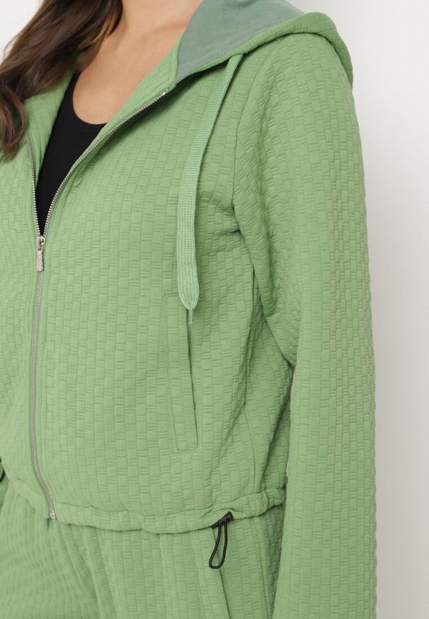 Born2be - Zielony Pikowany Komplet Dresowy z Bawełną Bluza z Kapturem i Spodnie Joggery Evalisseia. Kolor: zielony. Materiał: bawełna, dresówka