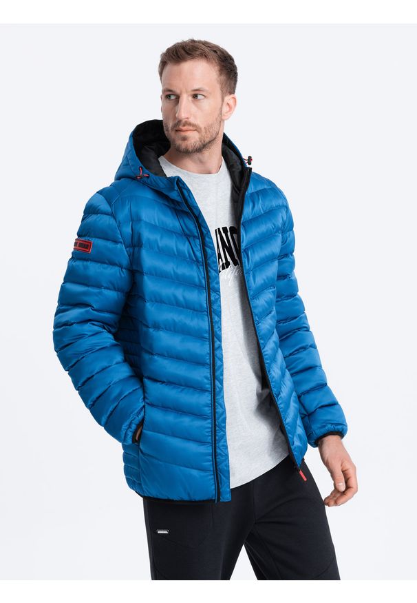 Ombre Clothing - Sportowa pikowana kurtka męska o satynowym wykończeniu – niebieska V6 OM-JALP-0121 - XXL. Okazja: na co dzień. Typ kołnierza: kołnierzyk stójkowy. Kolor: niebieski. Materiał: satyna. Długość: długie. Wzór: aplikacja. Styl: sportowy