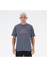 Koszulka męska New Balance MT41582GT – szara. Kolor: szary. Materiał: bawełna. Długość rękawa: krótki rękaw. Długość: krótkie. Wzór: napisy