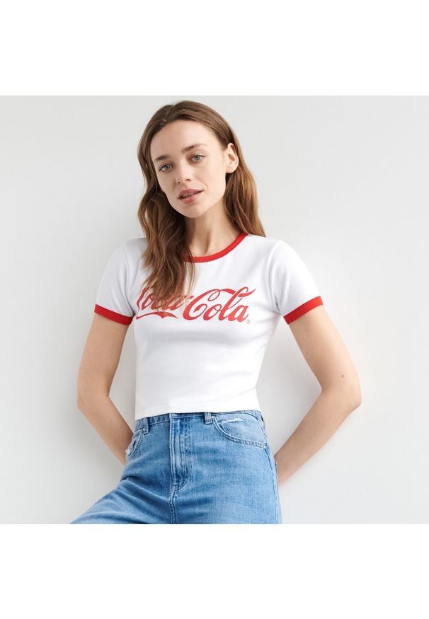 Sinsay - Crop top Coca Cola - Biały. Kolor: biały