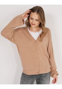 Unisono - SWETER Z GUZIKAMI 235-2141 CAMEL. Materiał: wiskoza, nylon, poliester