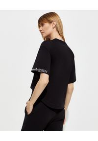Alexander McQueen - ALEXANDER MCQUEEN - Czarna koszulka z logo. Kolor: czarny. Materiał: bawełna #4