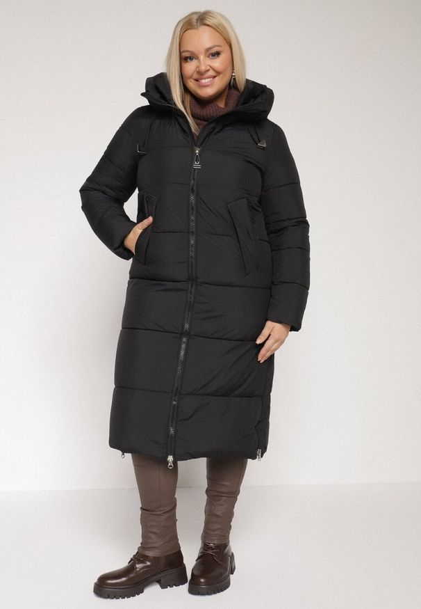 Born2be - Czarna Długa Kurtka Pikowana z Kapturem i Bocznymi Suwakami Mevoressa. Okazja: na spacer, na co dzień. Typ kołnierza: kaptur. Kolekcja: plus size. Kolor: czarny. Materiał: dzianina, jeans, poliester. Długość: długie. Styl: casual