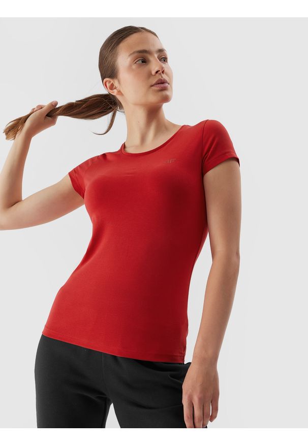 4f - T-shirt regular gładki damski. Kolor: czerwony. Materiał: bawełna, elastan. Wzór: gładki