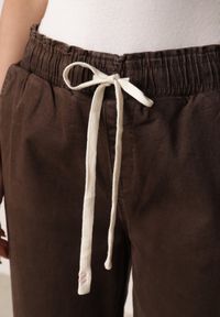 Born2be - Brązowe Bawełniane Jeansy Mom Fit ze Ściągaczem i Wiązaniem w Pasie Pallelato. Okazja: na co dzień. Kolor: brązowy. Długość: długie. Styl: elegancki, casual #5