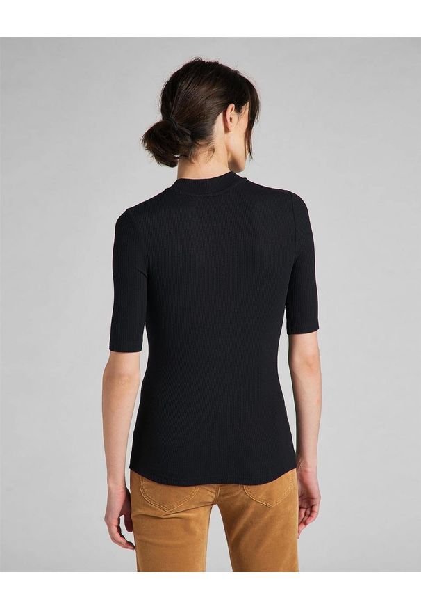 Lee - LEE RIBBED SS TEE DAMSKA BLUZKA KRÓTKI RĘKAW BLACK L40IRD01 112140008. Długość rękawa: krótki rękaw. Długość: krótkie