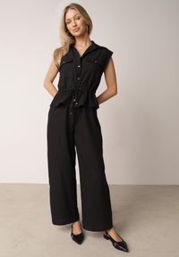 Born2be - Czarny Bawełniano-Wiskozowy Kombinezon Koszulowy Bez Rękawów z Baskinką Marmaya. Okazja: na co dzień. Kolor: czarny. Materiał: wiskoza, bawełna. Długość rękawa: bez rękawów. Styl: casual, klasyczny, elegancki #5