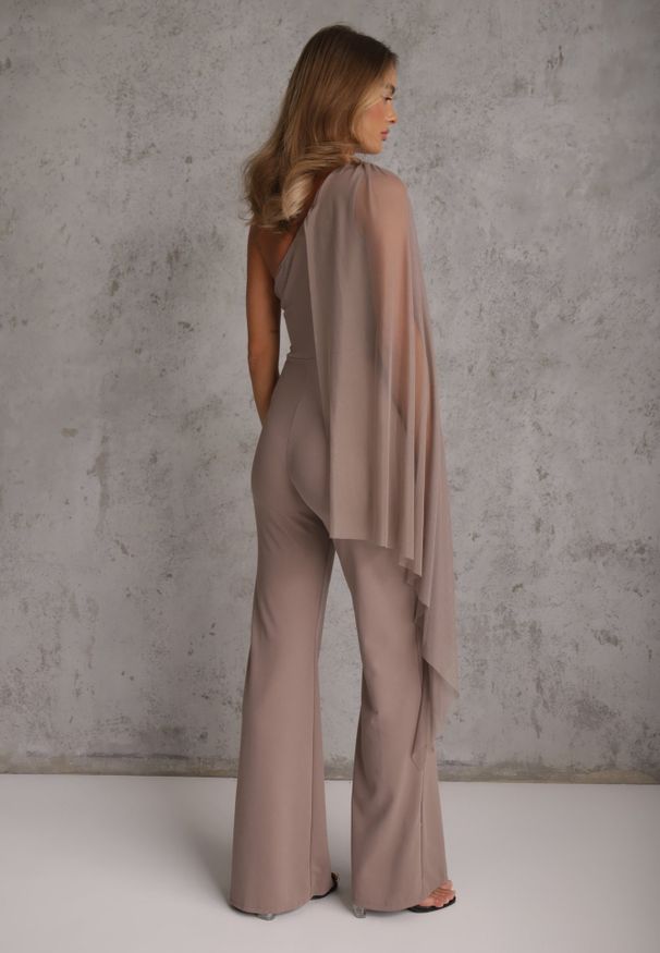 Renee - Ciemnobeżowy Kombinezon Elegancki o Asymetrycznym Kroju z Lekką Narzutką na Ramię Naeranie. Kolor: beżowy. Styl: elegancki
