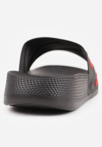 Born2be - Czarne Klapki Basenowe na Grubej Podeszwie z Tłoczonymi Paskami i Napisem Menimisia. Okazja: na co dzień. Kolor: czarny. Wzór: napisy. Sezon: lato. Styl: wakacyjny, casual, klasyczny, sportowy #6