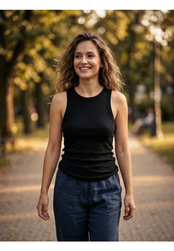 Sinsay - Bawełniany prążkowany top basic - czarny. Kolor: czarny. Materiał: prążkowany, bawełna