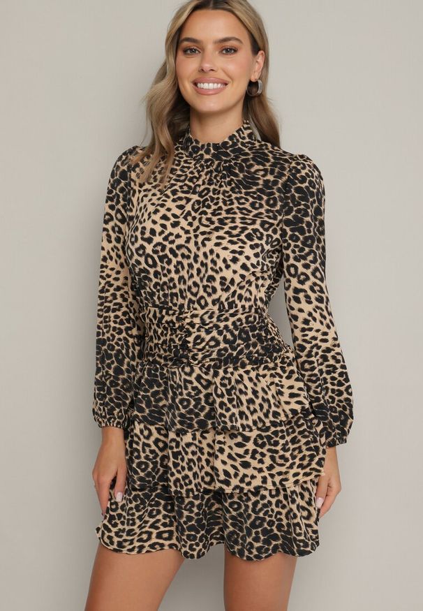 Born2be - CIemnobeżowa Rozkloszowana Sukienka w Panterkę Zwężana w Talii z Falbanami Liliwia. Okazja: na co dzień. Kolor: beżowy. Długość rękawa: długi rękaw. Wzór: motyw zwierzęcy. Styl: casual, klasyczny