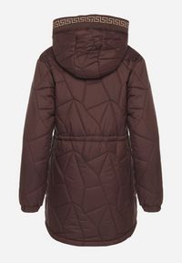 Born2be - Brązowa Pikowana Kurtka z Kapturem i Ściągaczami w Talii Tiobelle. Okazja: na spacer. Typ kołnierza: kaptur. Kolor: brązowy. Materiał: jeans, skóra, poliester. Styl: klasyczny, sportowy #6