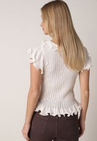 Born2be - Biała Prążkowana Bluzka z Wiskozą Ozdobiona Falbanami Delestra. Okazja: na co dzień, na spotkanie biznesowe. Kolor: biały. Materiał: prążkowany, wiskoza. Wzór: aplikacja. Styl: casual, biznesowy, elegancki #5