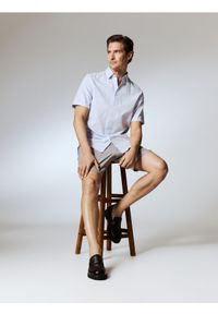 Reserved - Elegancka koszula regular fit - jasnoniebieski. Kolor: niebieski. Materiał: bawełna, tkanina. Styl: elegancki #1