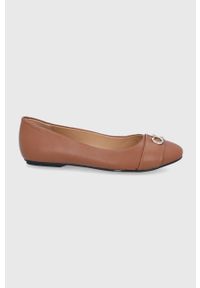 Calvin Klein Baleriny skórzane kolor brązowy na płaskim obcasie. Nosek buta: okrągły. Kolor: brązowy. Materiał: skóra. Obcas: na obcasie. Wysokość obcasa: niski