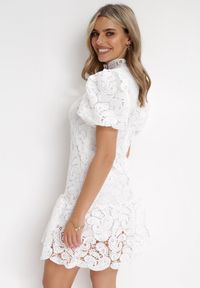 Born2be - Biała Koronowa Sukienka ze Stójką i Bufiastym Rękawem Suminori. Typ kołnierza: kołnierzyk stójkowy. Kolor: biały. Materiał: koronka. Długość: mini #3