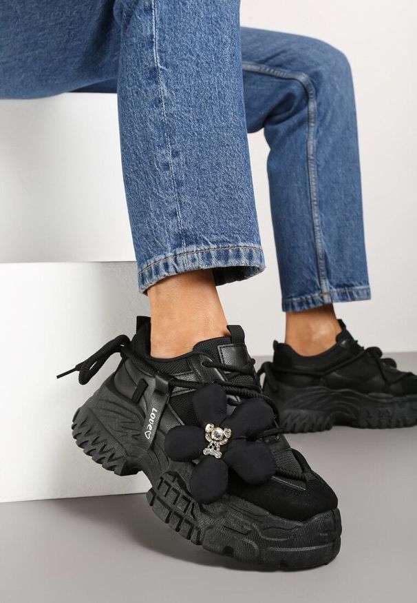 Born2be - Czarne Sneakersy na Grubej Podeszwie z Podwójnymi Sznurówkami i Kwiatową Aplikacją Maretina. Nosek buta: okrągły. Zapięcie: sznurówki. Kolor: czarny. Materiał: materiał. Wzór: aplikacja, kwiaty. Obcas: na obcasie. Wysokość obcasa: niski