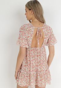 Born2be - Różowa Sukienka Myspheme. Typ kołnierza: dekolt w serek. Kolor: różowy. Materiał: tkanina. Długość rękawa: krótki rękaw. Wzór: kolorowy, kwiaty. Sezon: lato. Długość: mini #5
