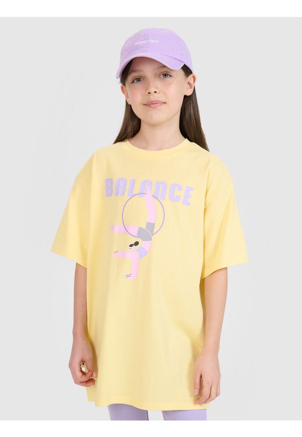 4f - T-shirt oversize z nadrukiem dziewczęcy - żółty. Okazja: na co dzień. Kolor: żółty. Materiał: bawełna, jersey, materiał. Długość rękawa: krótki rękaw. Długość: krótkie. Wzór: nadruk. Styl: sportowy, casual, elegancki, klasyczny