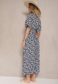 Renee - Granatowa Sukienka Rozkloszowana o Kopertowym Kroju w Kwiatowy Print Borriz. Okazja: na co dzień. Kolor: niebieski. Materiał: materiał. Wzór: kwiaty, nadruk. Sezon: lato, wiosna. Typ sukienki: kopertowe. Styl: casual, elegancki #4