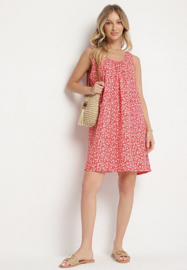Born2be - Czerwona Sukienka w Kwiaty o Rozkloszowanym Kroju na Szerokich Ramiączkach Folarelle. Okazja: na co dzień. Kolor: czerwony. Długość rękawa: na ramiączkach. Wzór: kwiaty. Sezon: lato. Typ sukienki: rozkloszowane, proste. Styl: casual, elegancki