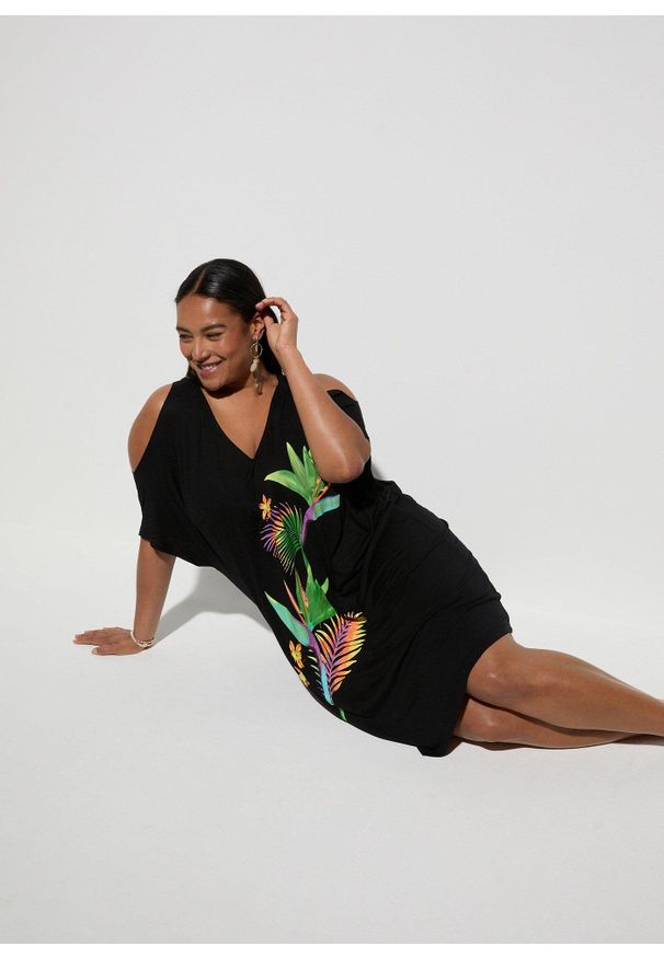 bonprix - Sukienka plażowa z lejącej wiskozy. Okazja: na plażę. Kolor: czarny. Materiał: wiskoza