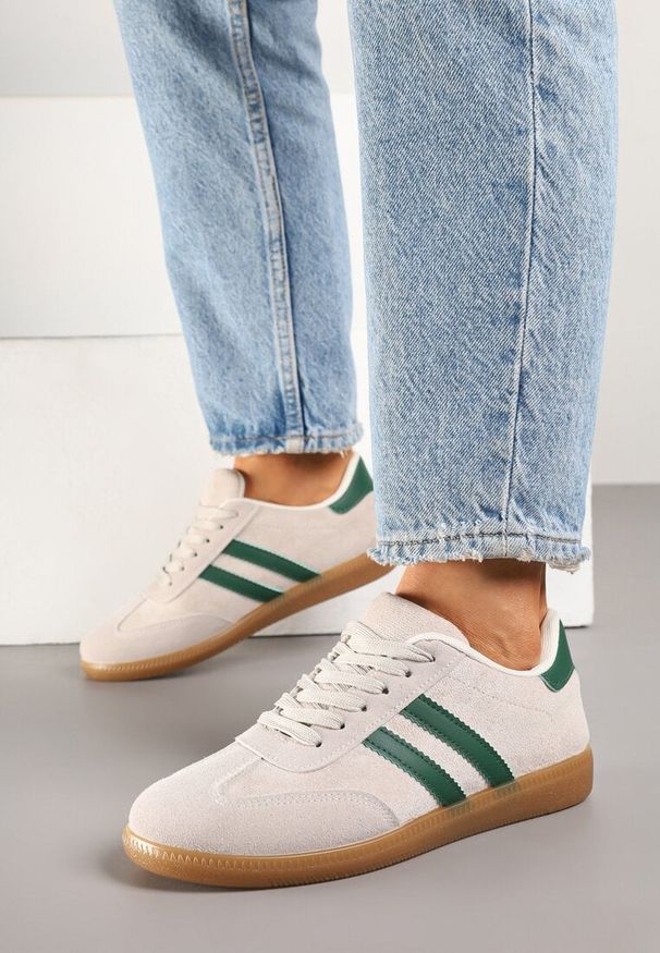 Renee - Zielone Sneakersy Typu Kultowe Tenisówki Zdobione Przeszyciami Remiana. Okazja: na co dzień. Kolor: beżowy. Materiał: jeans. Szerokość cholewki: normalna. Wzór: aplikacja. Obcas: na obcasie. Wysokość obcasa: niski