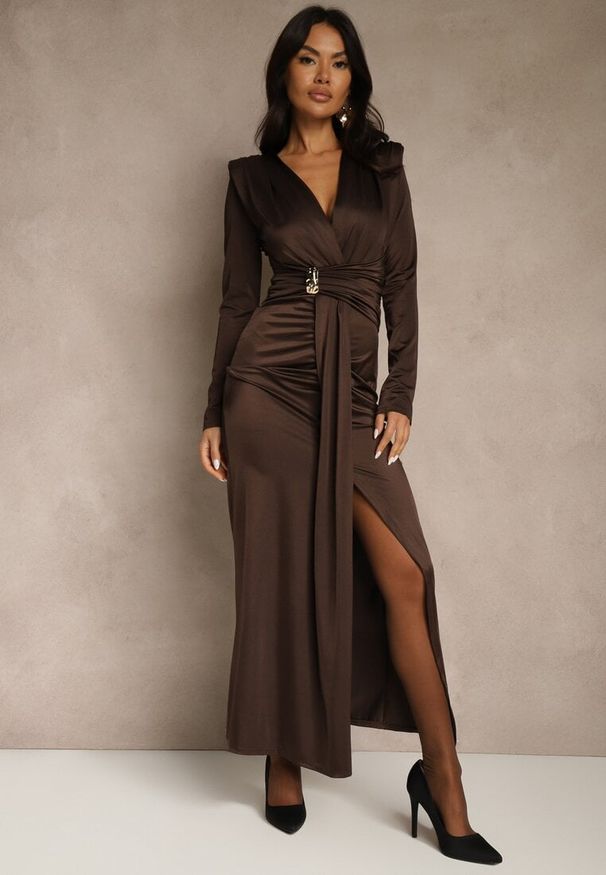 Renee - Brązowa Koktajlowa Sukienka z Rozcięciem na Nogę Zdobiona Trenem Atirga. Okazja: na imprezę. Typ kołnierza: dekolt w serek. Kolor: brązowy. Wzór: aplikacja. Styl: wizytowy