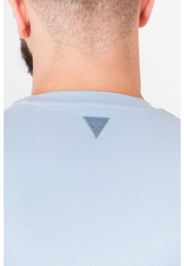 Guess - GUESS Błękitny t-shirt męski z wytłaczanym logo. Kolor: niebieski. Wzór: aplikacja