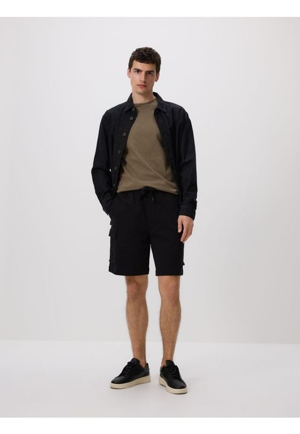 Reserved - Bawełniane szorty cargo - czarny. Kolor: czarny. Materiał: bawełna